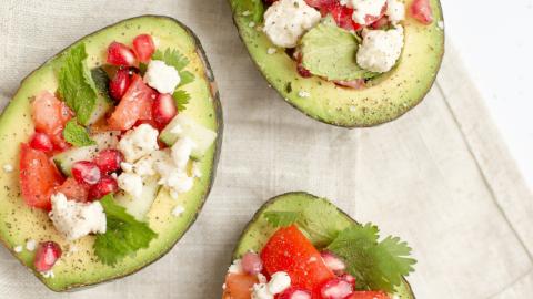 Gefülltes Gemüse auf einem Holzbrett als Ernährung für Dialysepatienten