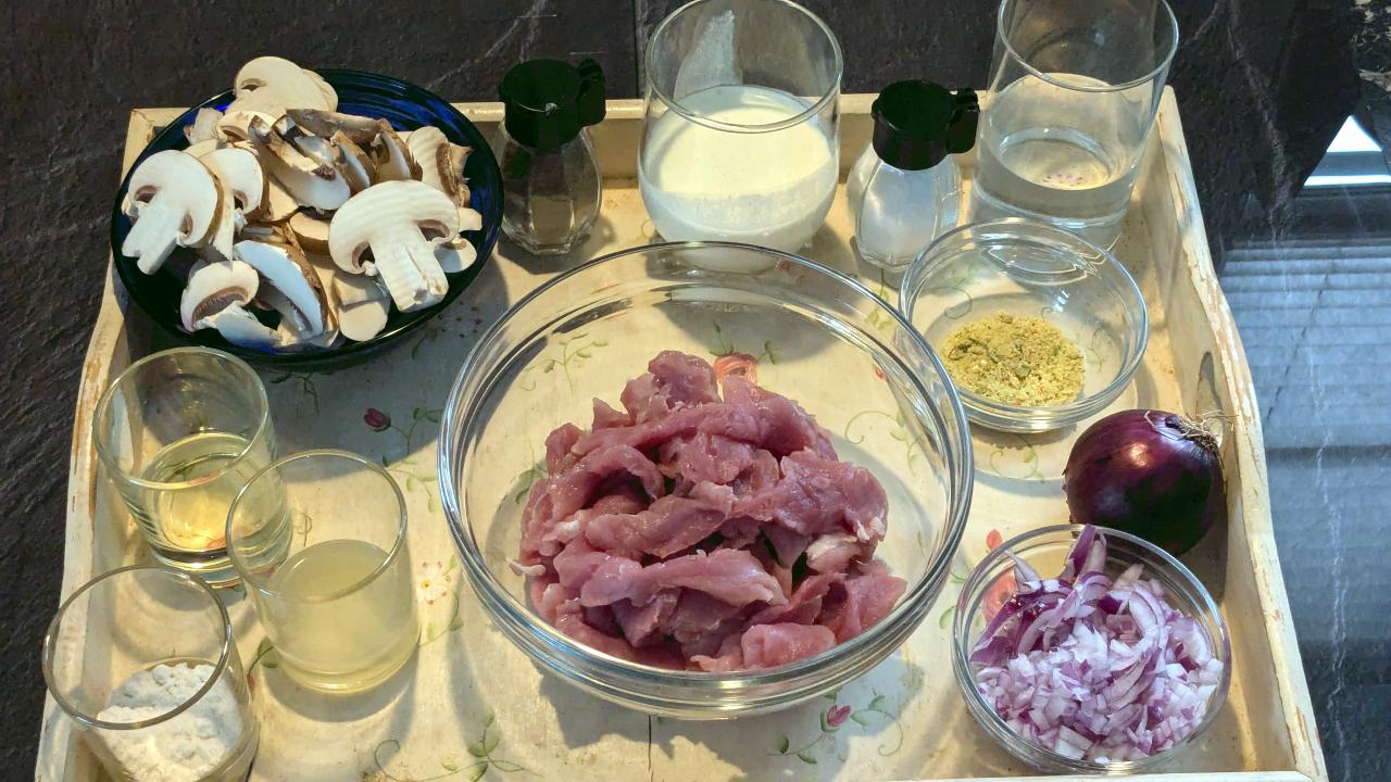 Alle Zutaten für Schweinegeschnetzeltes auf einem Tablett