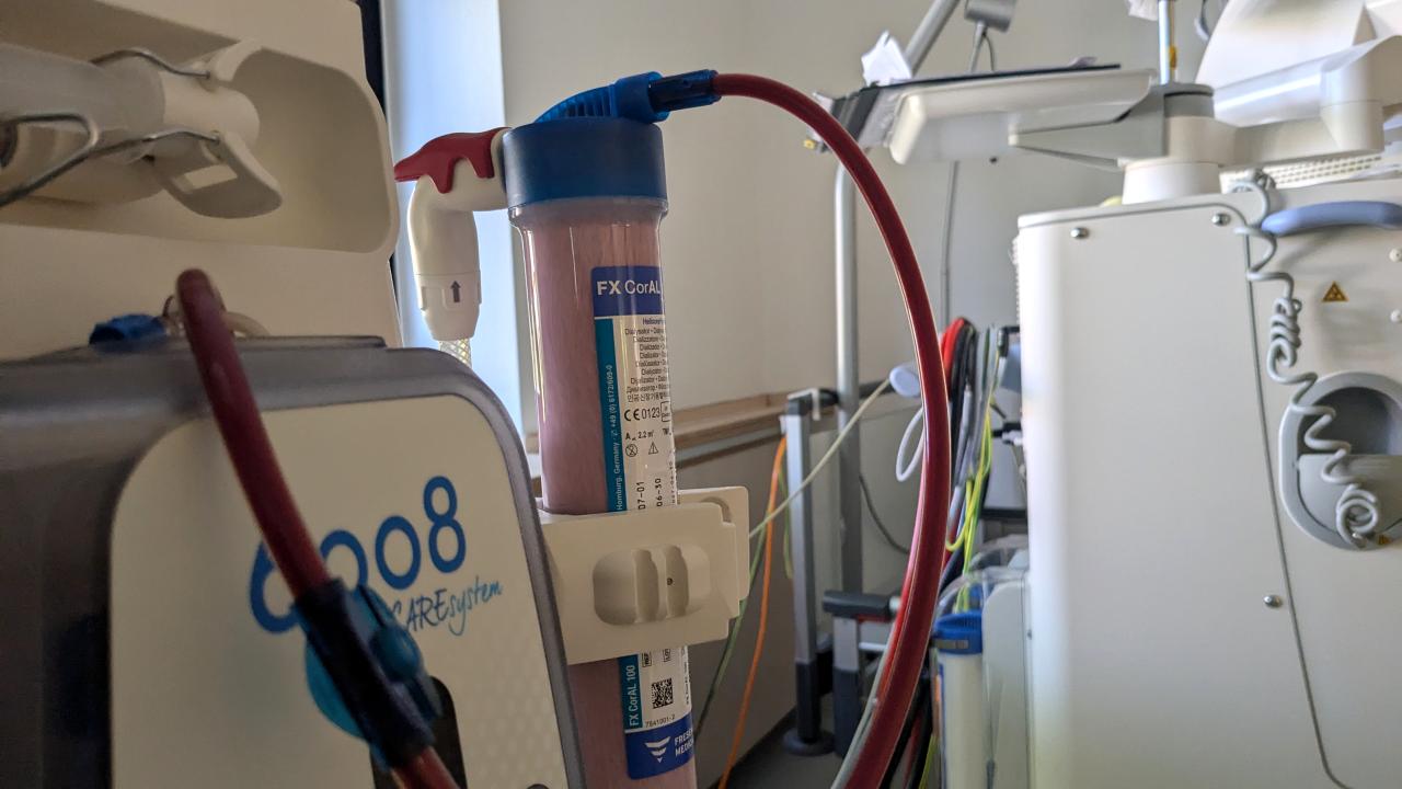 Nahansicht eines Dialysators am Dialysegerät, dass gerade Blut reinigt