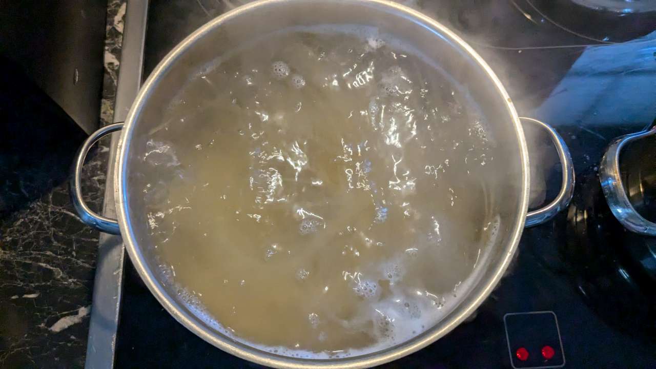 Kochendes Wasser in einem Topf in dem die Spaghetti schwimmen