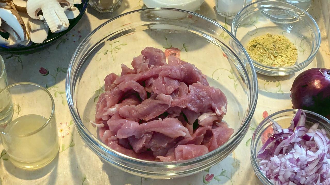 Schweinefiletstreifen in einer Glasschale