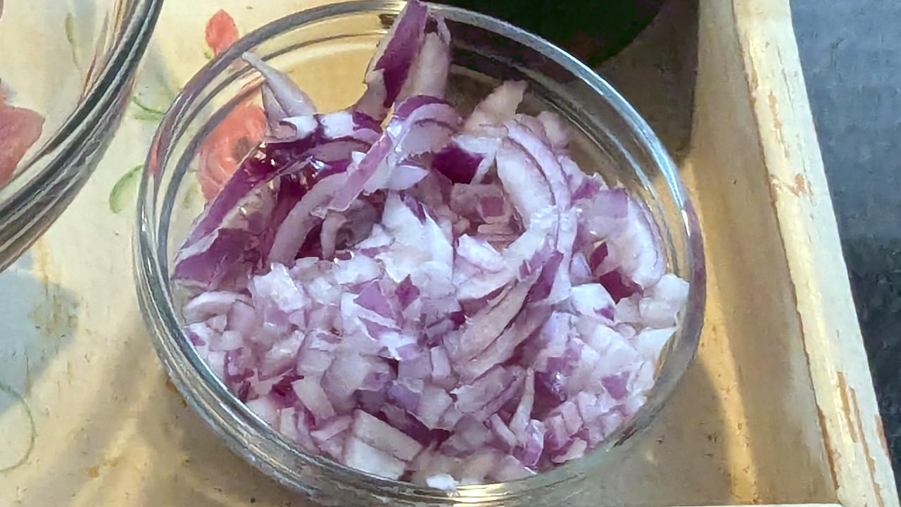 Schalottenstücke in einer Glasschale