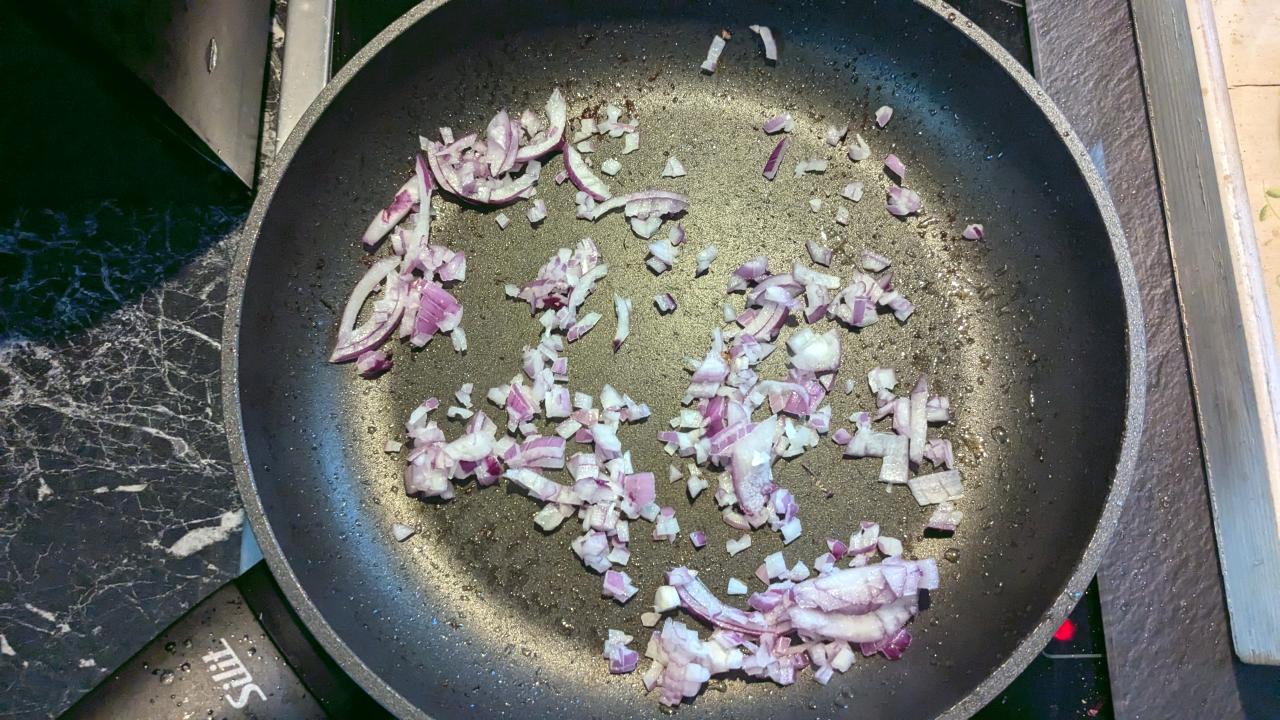 Schalottenstücke in einer Pfanne