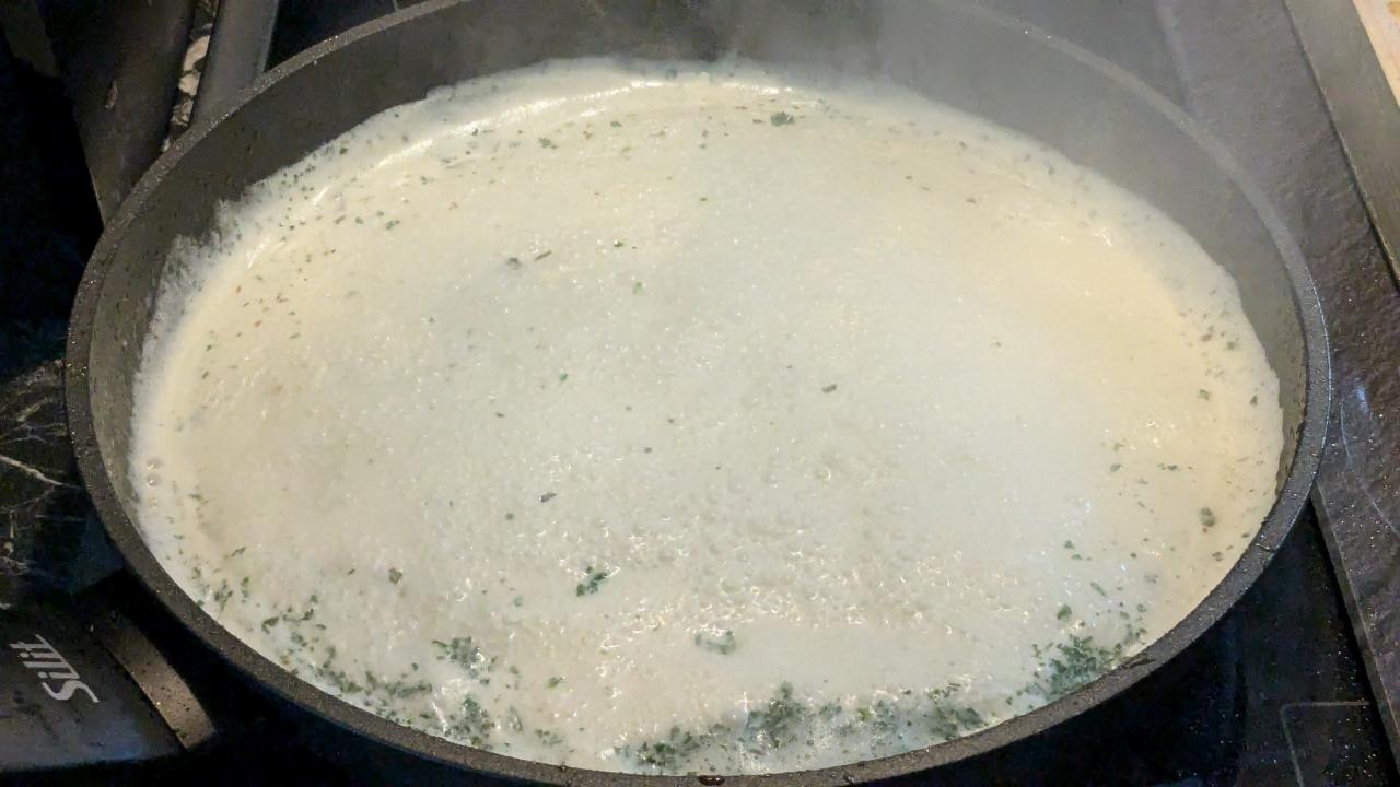 Sahne kocht in einer Pfanne