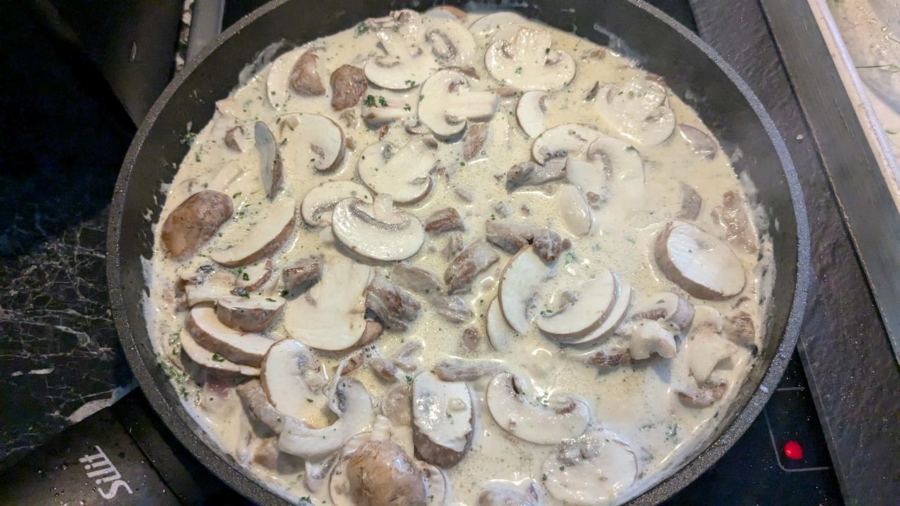 Champignons in Sahne in einer Pfanne